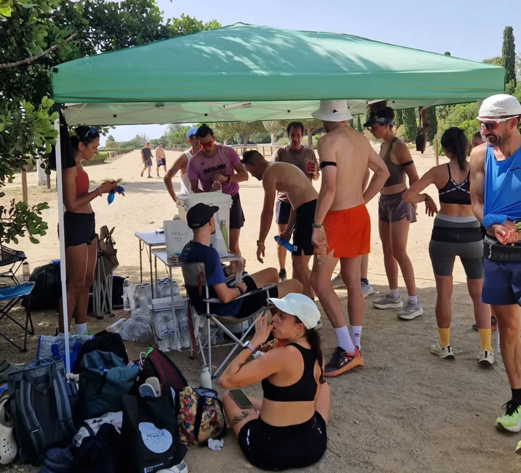 Grupo de Red Runners preparándose para salir a correr en Reus un domingo por la mañana