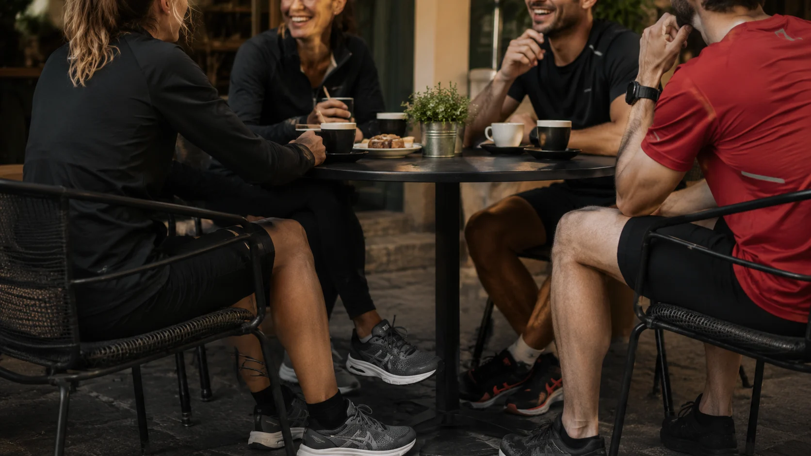 Zapatillas de running y cafés después de correr con un grupo en Reus